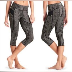 Athleta Black Grey Prisma Stride Capris Workout Leggings Size S